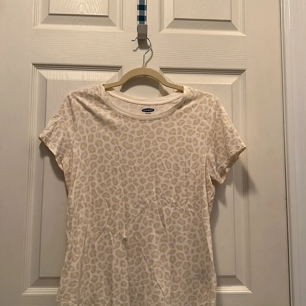 Old Navy Leopard Print T-Shirt - Picture 3 of 3